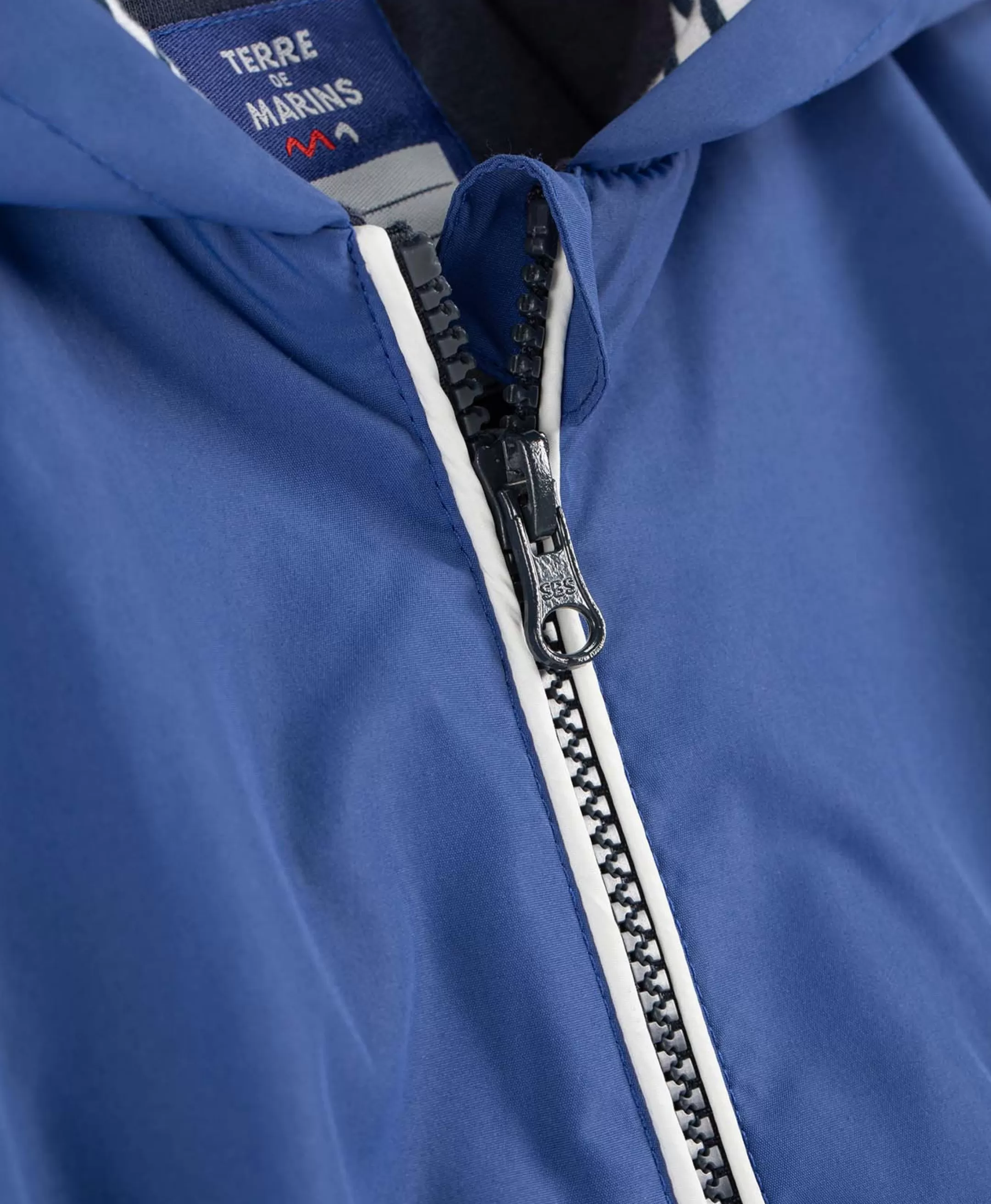 coupe_vent_bleu_vif_kiota_2.webp Terre de Marins COUPE VENT BLEU VIF KIOTA Clearance